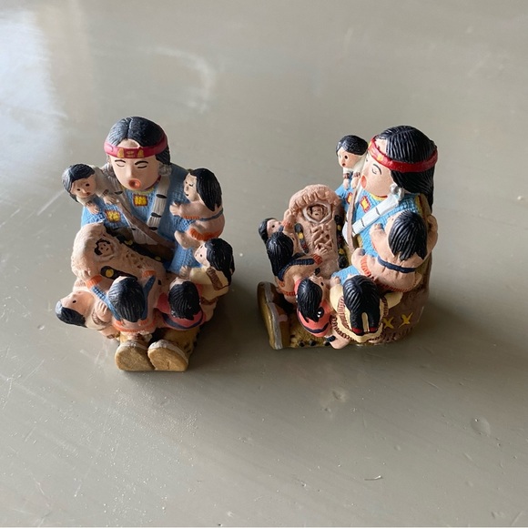 2 Resin Replica Storyteller Figurine - Man, Blue & Brown, Many Children - Picture 2 of 8